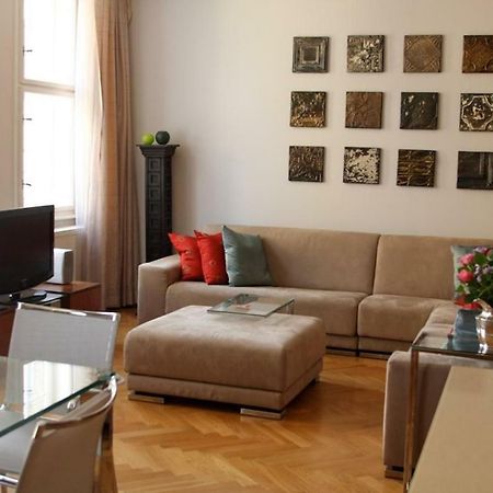 Spacious Elegance In The Heart Of Old Town Praha Bagian luar foto