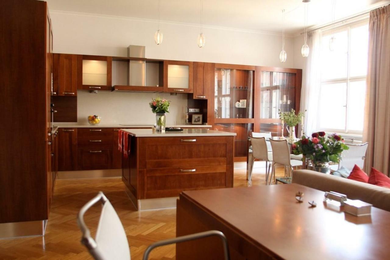 Spacious Elegance In The Heart Of Old Town Praha Bagian luar foto