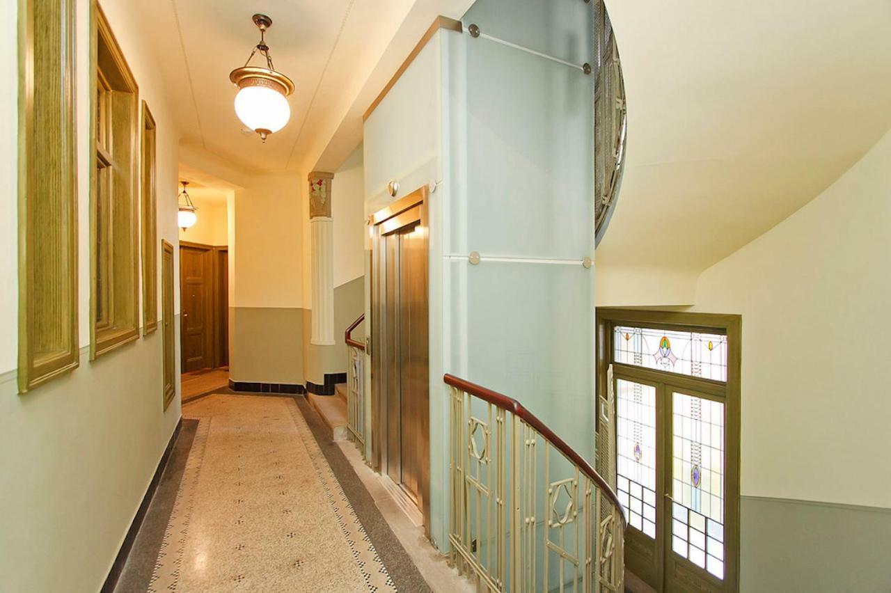 Spacious Elegance In The Heart Of Old Town Praha Bagian luar foto